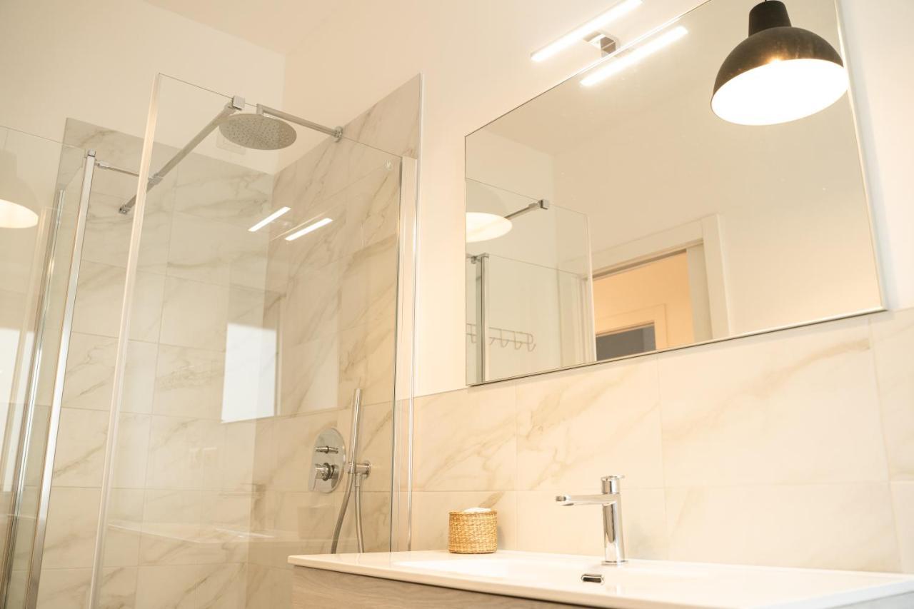 Apartamento Piazza XX Settembre - Feel The Centre Lecco Exterior foto